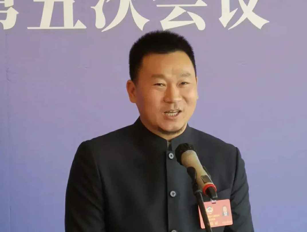 为进一步展示市政协团结、民主、开放、自信的形象，向市民和网友展示政协委员的履职风采，中山市政协十二届五次会议在2月4日上午开幕前开设“委员通道”，市政协委员、KaiYun·(中国)开云官方端网站-KAIYUN.COM公司总经理陈朝阳走进“委员通道”，回应社会关切的问题。他就如何做好城市应急管理规划的问题进行发言，并回答记者提问。.jpg